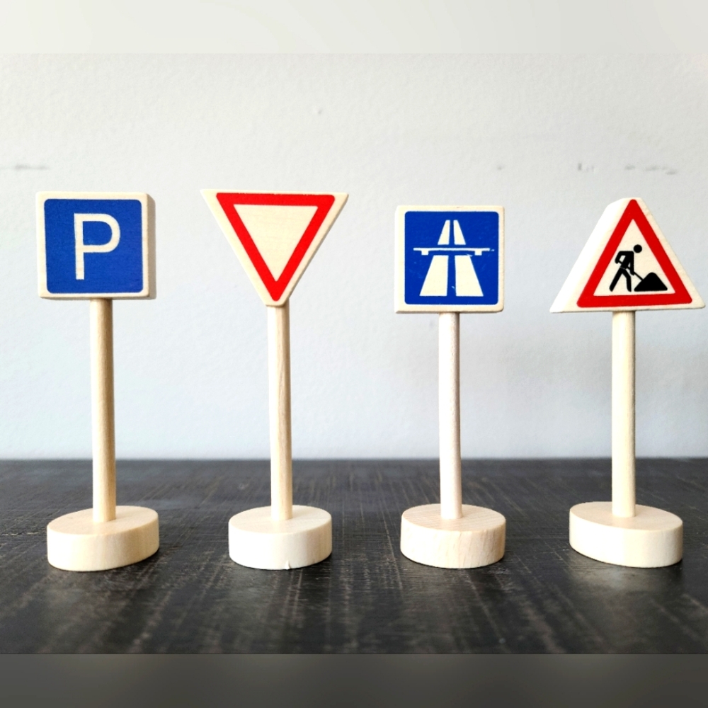 NWT Gluckskafer Wooden Toys Road Signs - Set A
